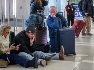 Airlines cancel hundreds of flights for winter storm