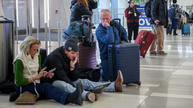 Airlines cancel hundreds of flights for winter storm
